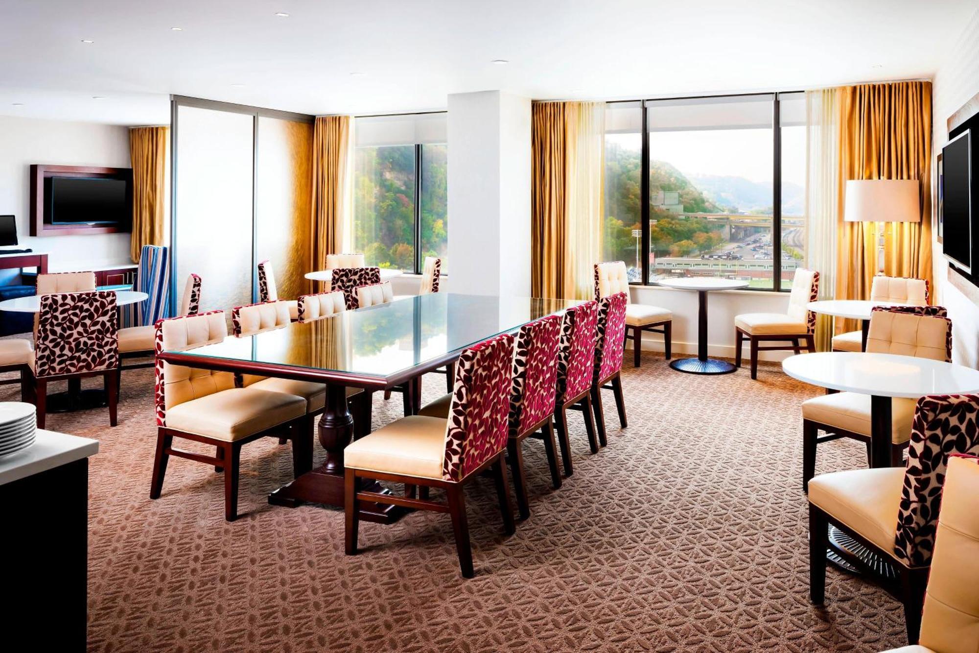 Sheraton At Station Square Hotel